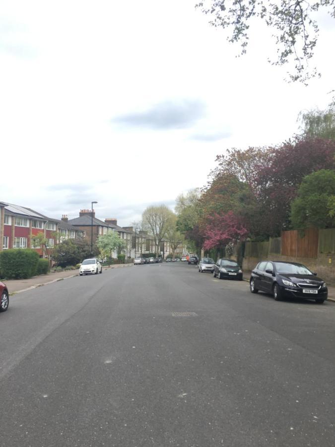 Modern And Chic With Beautiful Landscape Views * Londra