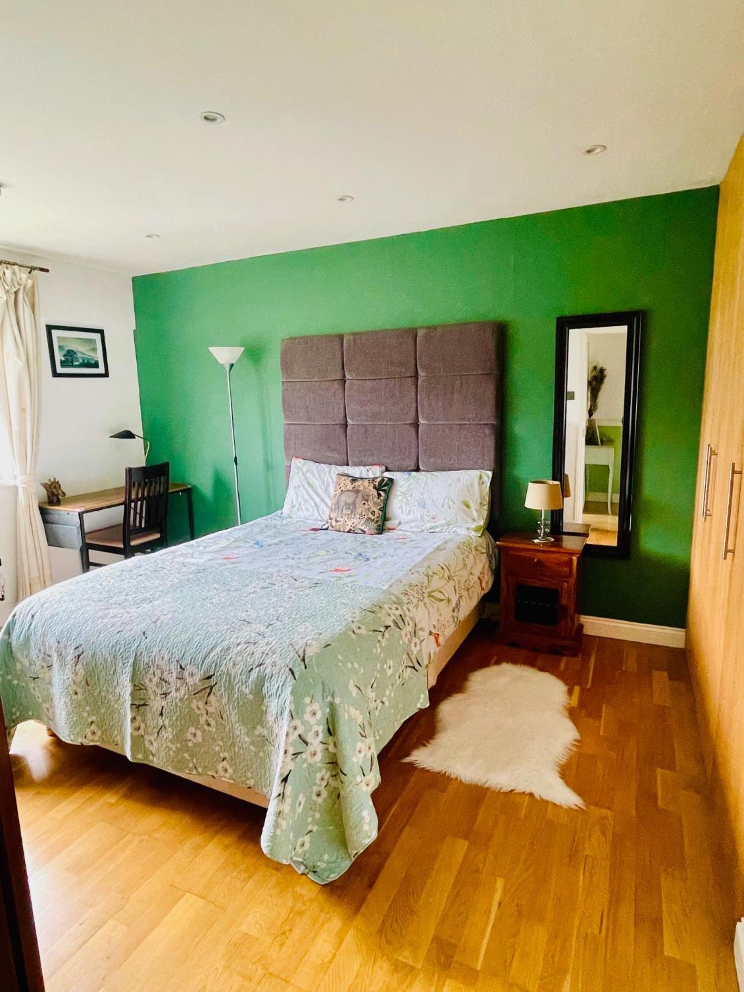 Modern And Chic With Beautiful Landscape Views * Londra